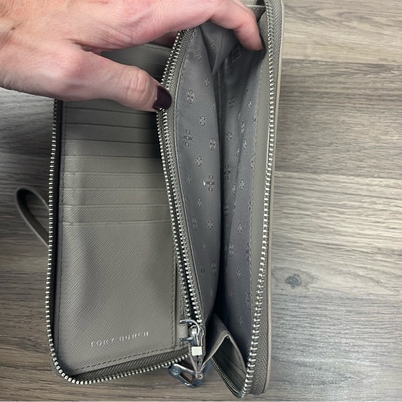Tory Burch Robinson Zip Continental Wallet - Picture 3 of 6